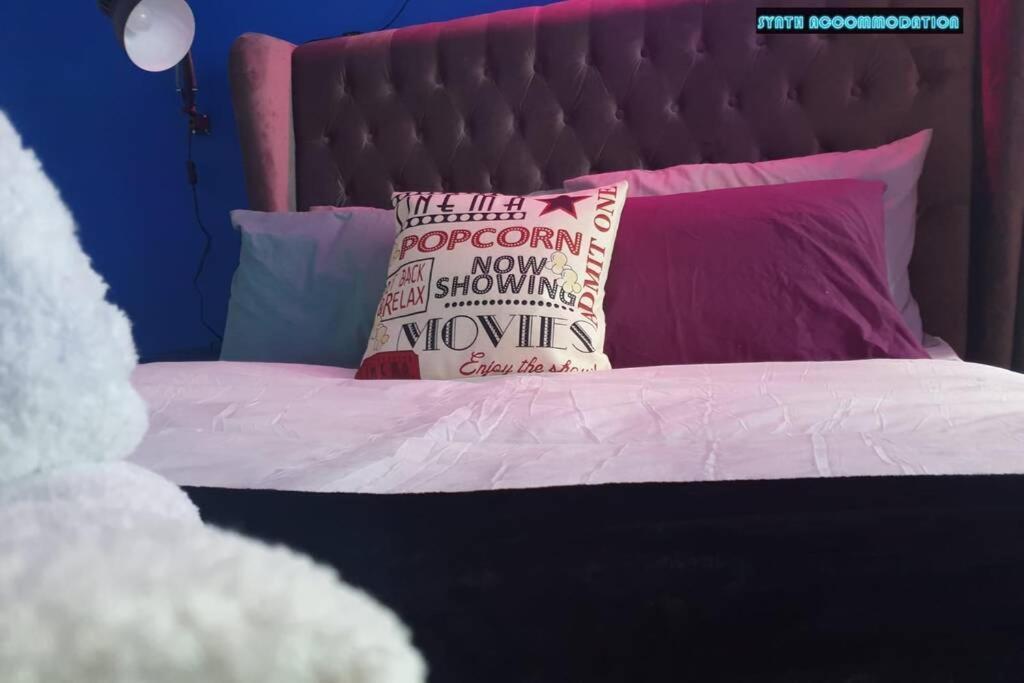 80S Retro 1Bed Studio Serviced Apartment Canary Wharf Perfect For Solo & Couple Travellers Londres Exterior foto
